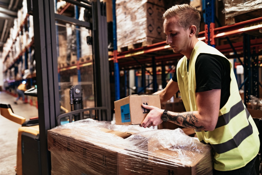 Logistik-Mitarbeiter-Fasttrack